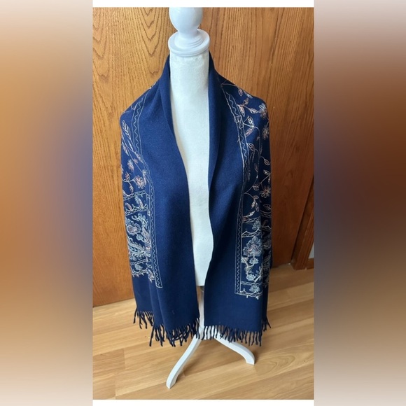 NWOT Floral Embroidered Scarf Wrap Womens OS Boho Bohemian Cashmere Wool Fringes - Picture 1 of 9